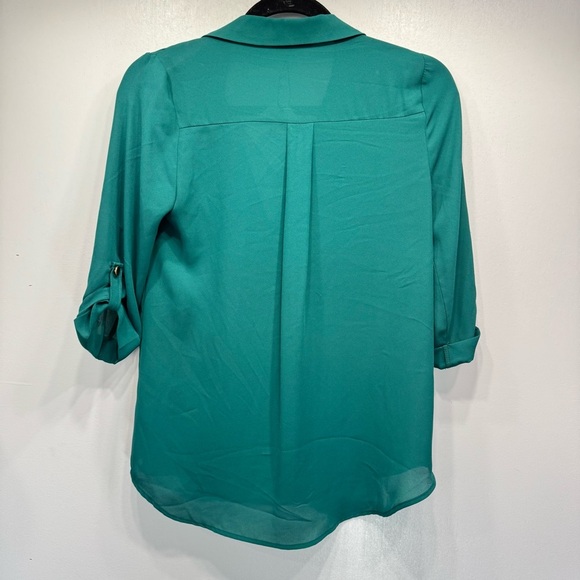 Sugarmint Boutique Green Button Tab Half Sleeve Pleated V Neck Blouse - Picture 2 of 4